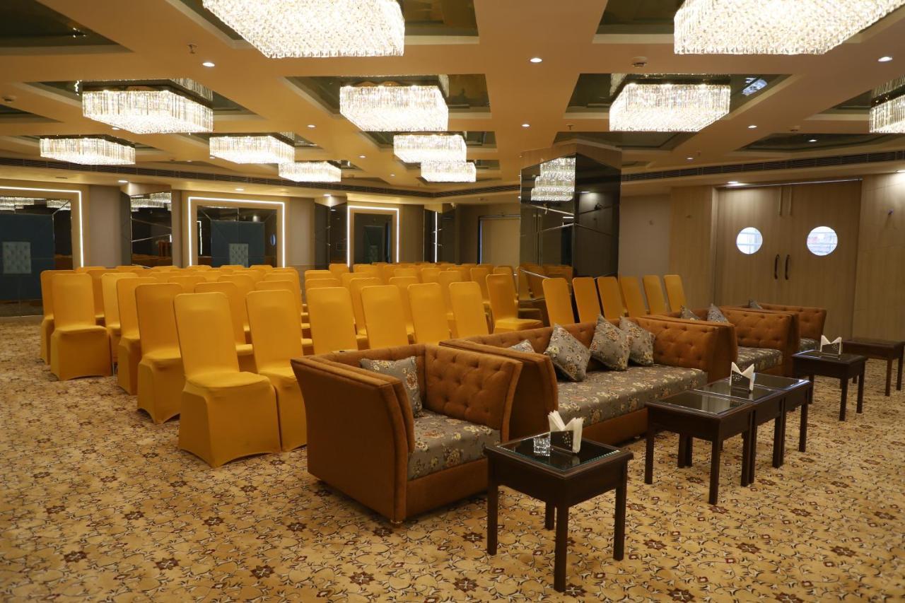 The Royal Class Hotel グワーリヤル エクステリア 写真