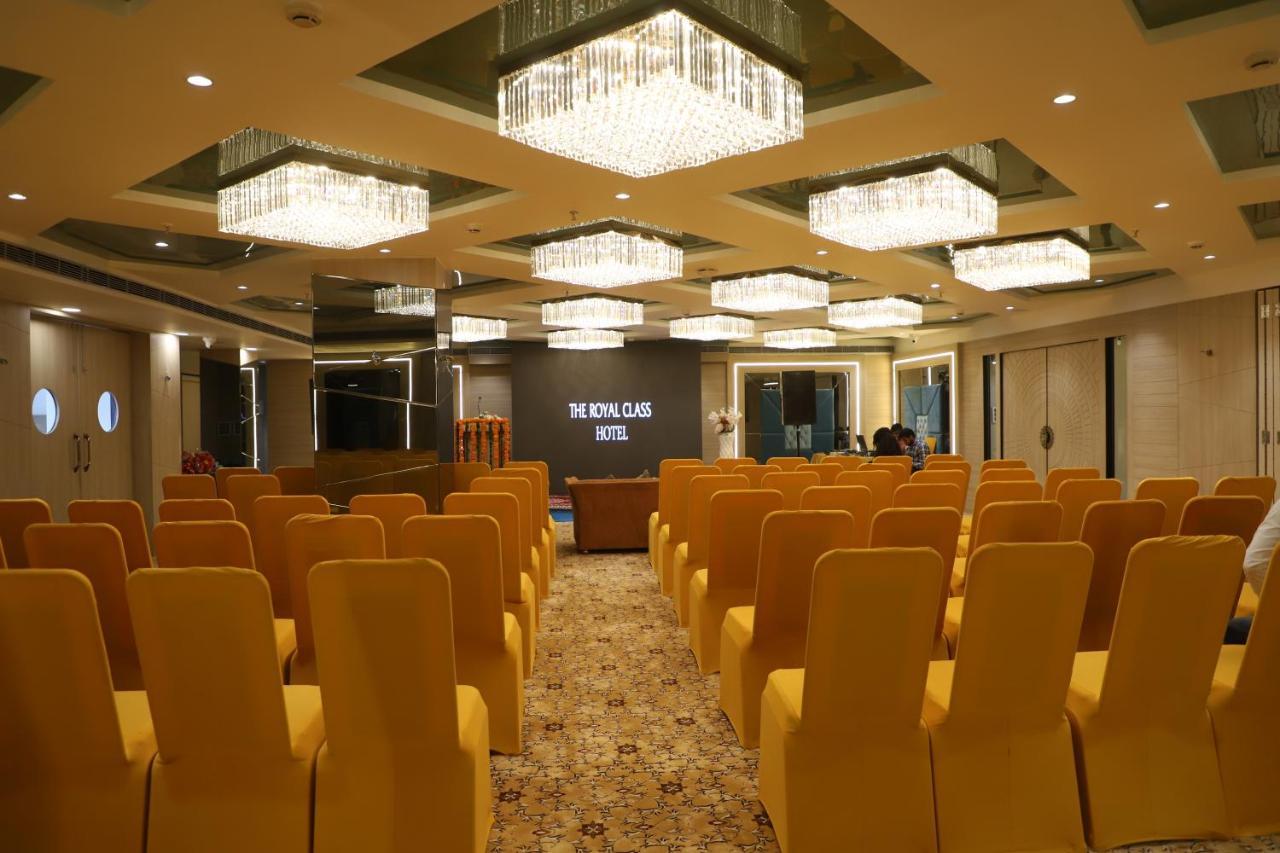 The Royal Class Hotel グワーリヤル エクステリア 写真