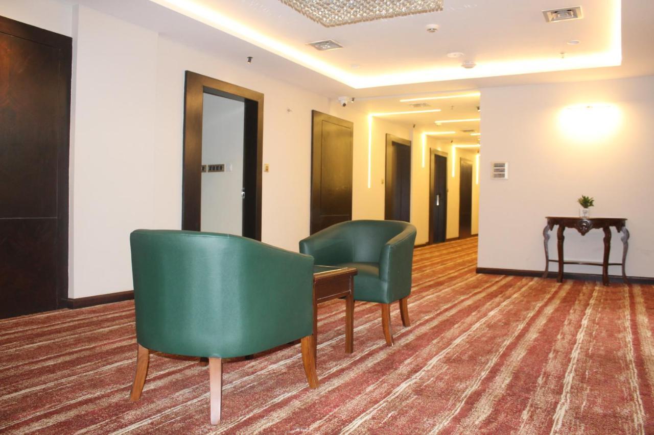 The Royal Class Hotel グワーリヤル エクステリア 写真