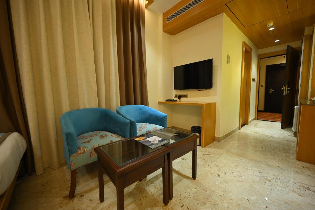 The Royal Class Hotel グワーリヤル エクステリア 写真