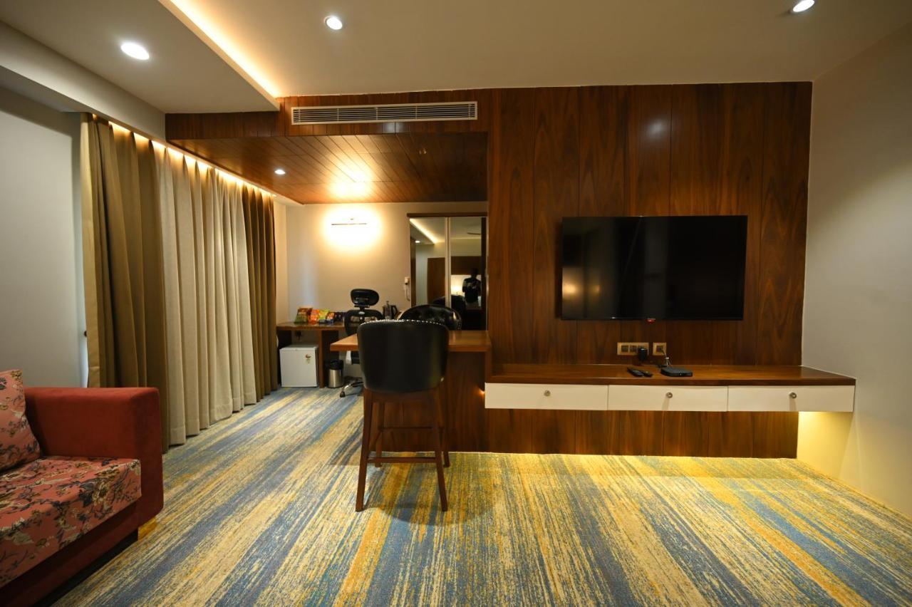 The Royal Class Hotel グワーリヤル エクステリア 写真