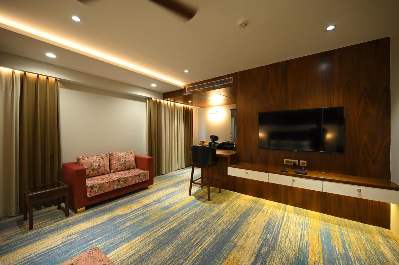 The Royal Class Hotel グワーリヤル エクステリア 写真